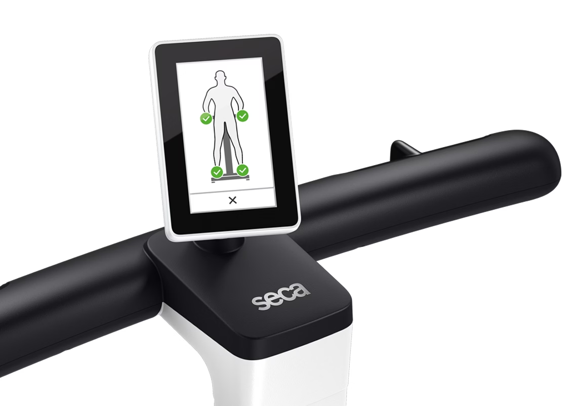Close-up of the seca mBCA Alpha touchscreen guiding correct electrode contact with green checkmarks on a body diagram
